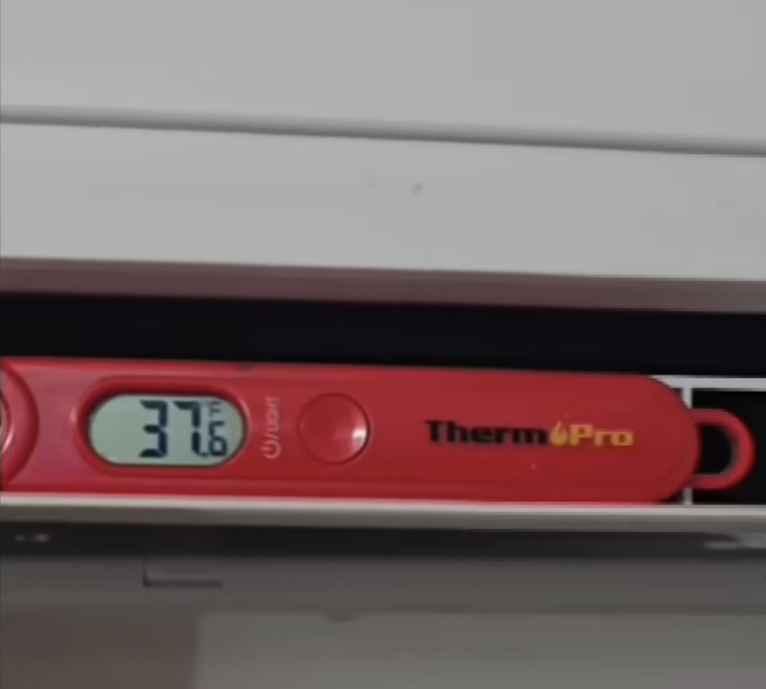 Thermometer showing 37.6 degree cooling output