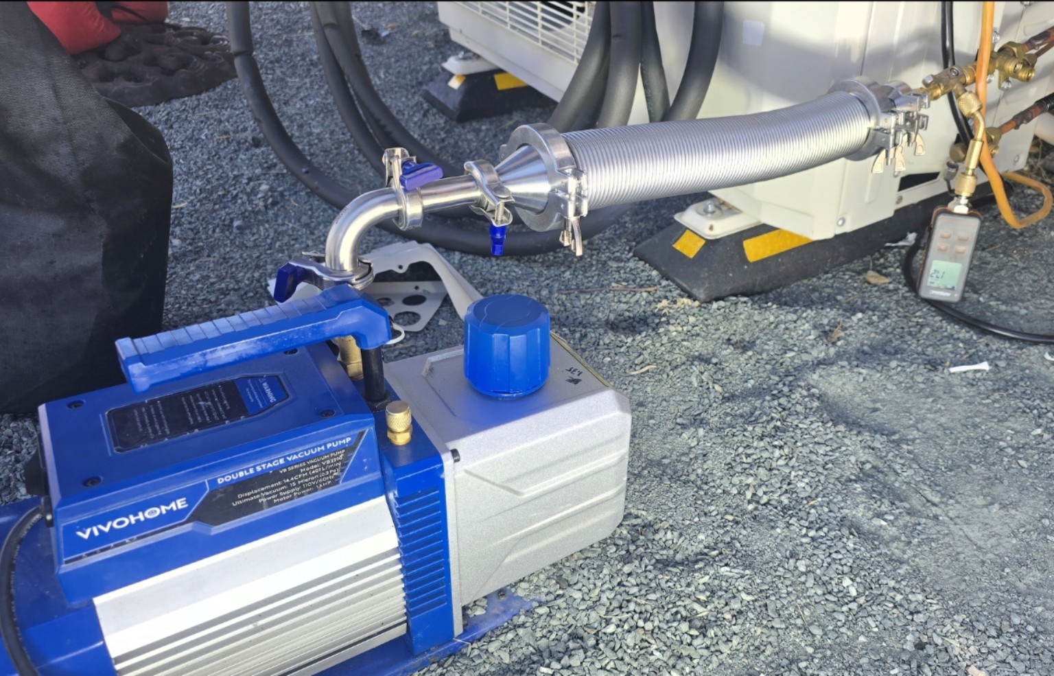 High-conductance vacuum setup on a mini-split